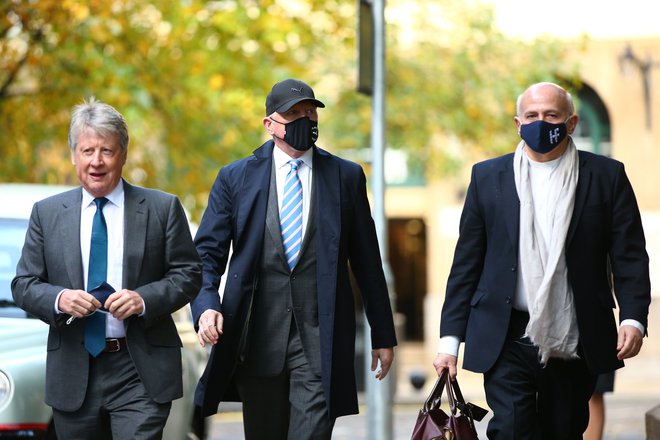 Boris Becker (v sredini) je danes prišel na sodno obravnavo v spremstvu odvetnikov. FOTO: Hollie Adams/AFP