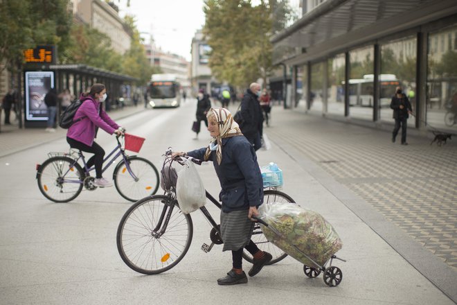 Naj nam ne bo odveč slišati človeka, prepoznati morebitno stisko in občutek brezizhodnosti. FOTO: Jure Eržen/Delo