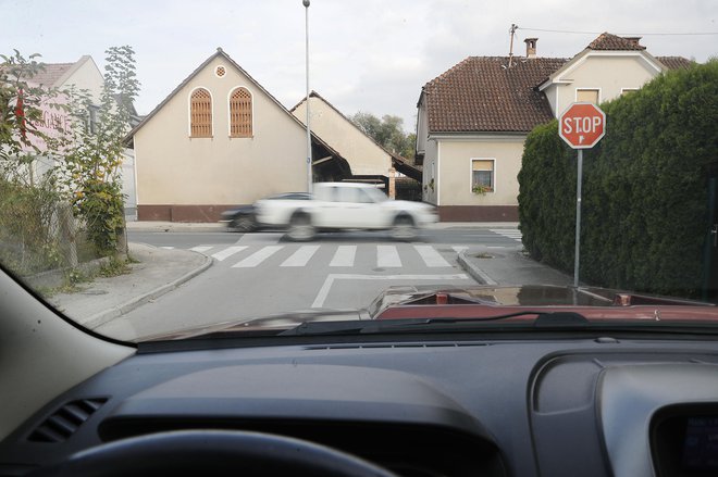 Zelo pogost pojav na slovenskih cestah je slaba preglednost ob vključevanju s stranske na glavno cesto, dodatno na (ne)varnost vplivajo še ograje, grmičevje, stebri in podobno. Foto Leon Vidic