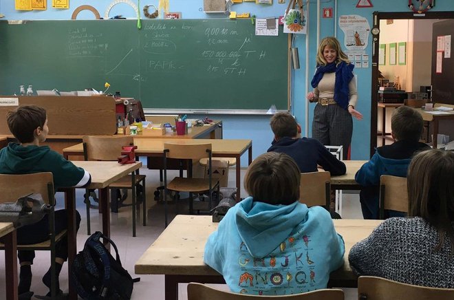 Če je učiteljica videti še tako prijazna, je prihod k prvi uri fizike lahko strašljiv. Predsodkov o fiziki se Mojca Milone zaveda in temu primerno nastopi že na prvi uri. FOTO: osebni arhiv