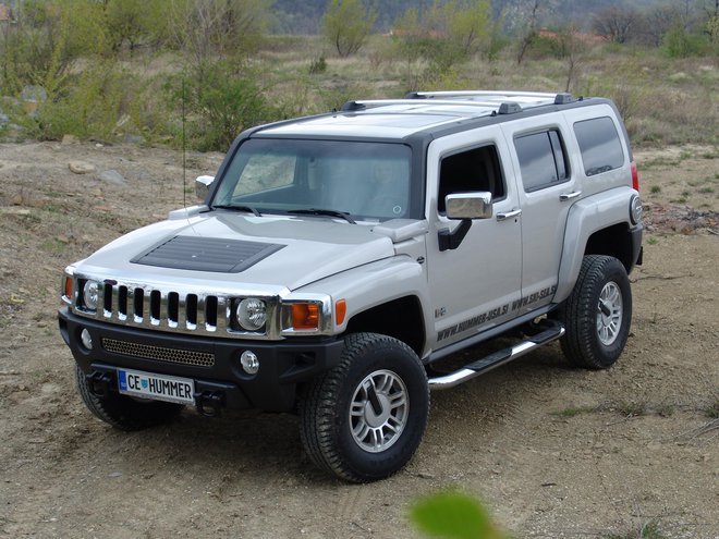 Takšen je bil še klasično bencinsko gnani hummer H3 iz leta 2006. Hummerjev je pri nas v voznem parku kakih 40. FOTO: Bruno Kuzmin