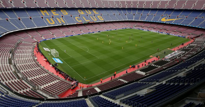 Štadion Camp Nou bo pričakal najboljše nogometaše v Španiji povsem prazen. FOTO: Albert Gea/Reuters