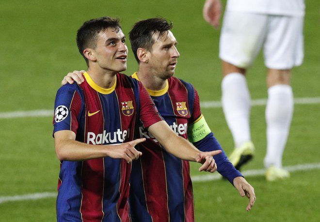 Lionel Messi (desno) in Barcelonin up Pedri. FOTO: Albert Gea/Reuters