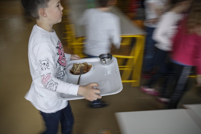 Ministrica za izobraževanje je napovedala, da bodo rešitve za otroke s subvencionirano prehrano poiskali, če bo šolanje na daljavo še trajalo. (Fotografija je simbolična.) FOTO Uroš Hočevar