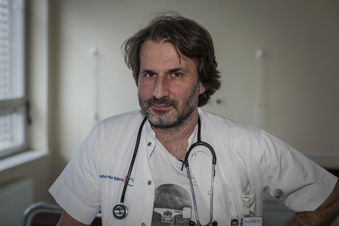 Poklicno doktor medicinskih znanosti in direktor, zasebno scenarist, dramatik, glasbenik, kolumnist in še kaj, vse to je Marko Pokorn. FOTO: Voranc Vogel/Delo