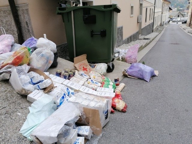 Odvržena hrana v Rudarski ulici. FOTO: Komunala Idrija