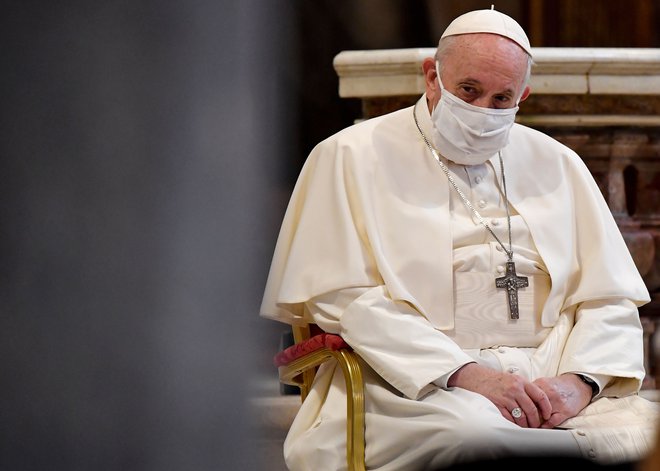 Papež Frančišek je v torek prvič vodil božjo službo z belo masko na obrazu. FOTO: Andreas Solaro/Afp