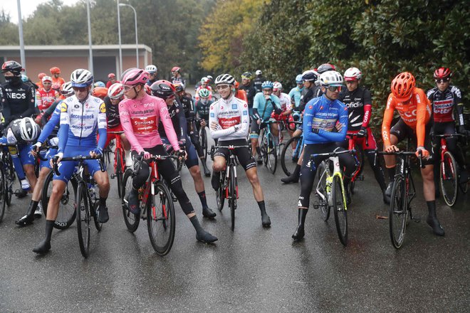 Kolesarji so zjutraj prireditelje Gira postavili pred dejstvo, da v dežju ne bodo dirkali 258 km. FOTO: Luca Bettini/AFP