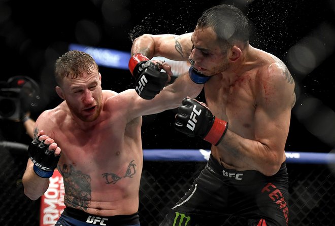 Justin Gaethje (levo) je maja letos s tehničnim nokavtom v peti rundi premagal Tonyja Fergusona. FOTO: Douglas P. Defelice/AFP