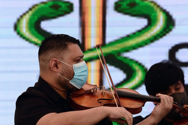 Kjub posledicam pandemije glasba še vedno igra &ndash; tudi na finančnih trgih.<br />
FOTO: Orlando Sierra/AFP