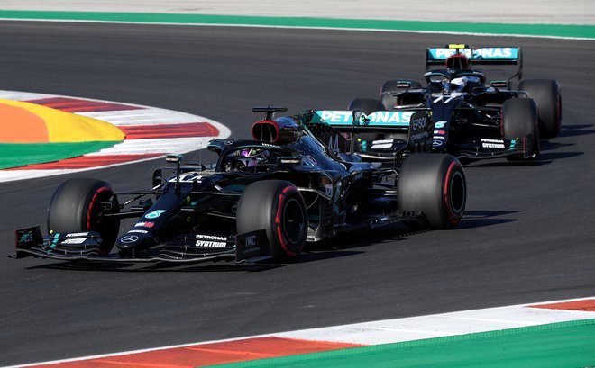 Lewis Hamilton (levo) je na včerajšnjih prostih treningih v Portimau zasedel drugo in osmo mesto. Obakrat je bil najhitrejši Valtteri Bottas (desno). FOTO: Jorge Guerrero/Reuters