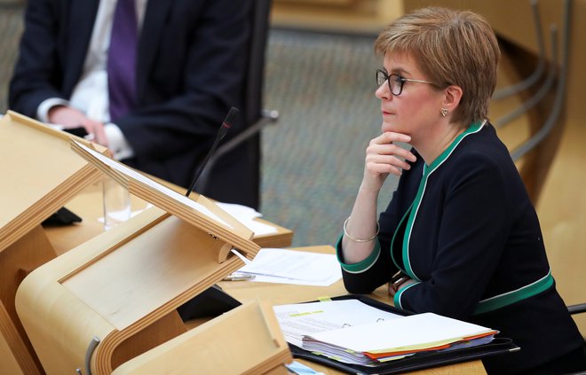 Škoti se sprašujejo, razpravljajo o svoji prihodnosti in o svoji nacionalni identiteti na vljuden način. Predsednica škotske vlade  Nicola Sturgeon v parlamentu. Foto Russell Cheyne/Reuters