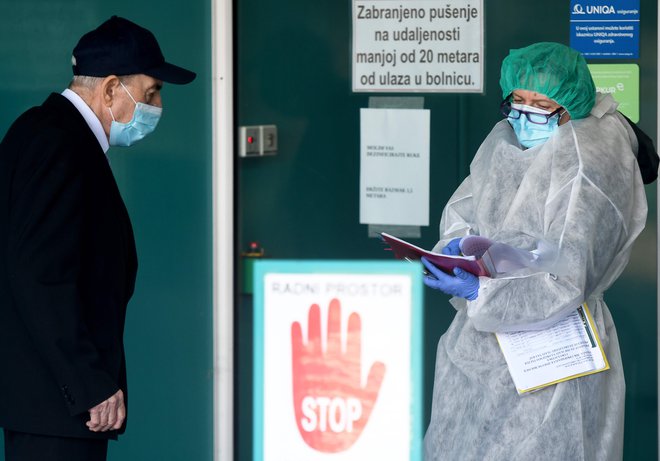 Podobno kot v Sloveniji vedno višje število novih okužb beležijo tudi na Hrvaškem. FOTO: Denis Lovrović/AFP