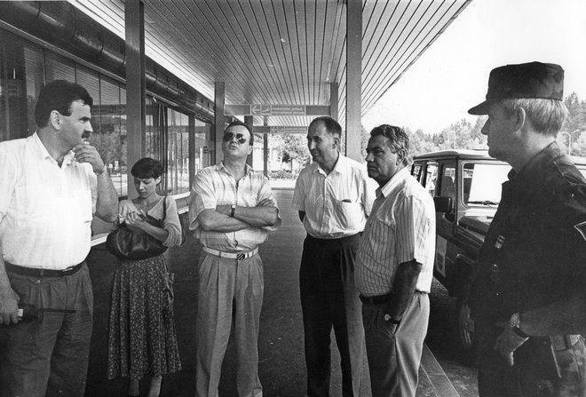 Milan Domadenik (drugi z desne) na brniškem letališču leta 1991 v času osamosvojitvene vojne. FOTO: Mirko Kunšič 