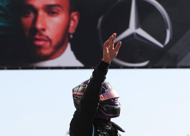 Formula One F1 - Portuguese Grand Prix - Algarve International Circuit, Portimao, Portugal - October 24, 2020 Mercedes&#39; Lewis Hamilton celebrates after qualifying in pole position Pool via REUTERS/Jose Sena Goulao Foto Jose Sena Goulao Pool Via Reuters