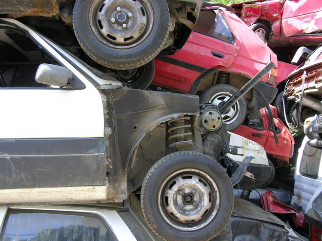 Zakonodaja ne dopušča več skladiščenja celih vozil, še posebej ne na neurejenih površinah. FOTO: Borut Tavčar/Delo