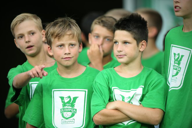 Dečki Olimpije ob zelenici. FOTO:Jure Eržen/Delo