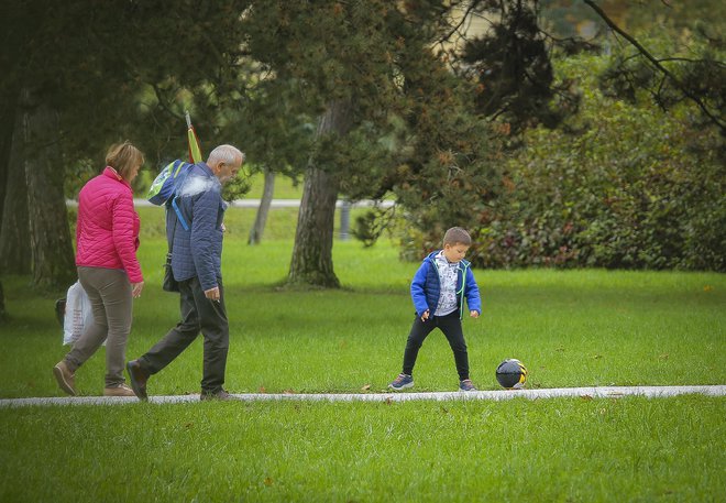 Za otroke ni dovolj le sprehod, potrebujejo bolj intenzivno vadbo z bolj kompleksno obliko gibanja. FOTO: Jože Suhadolnik/Delo