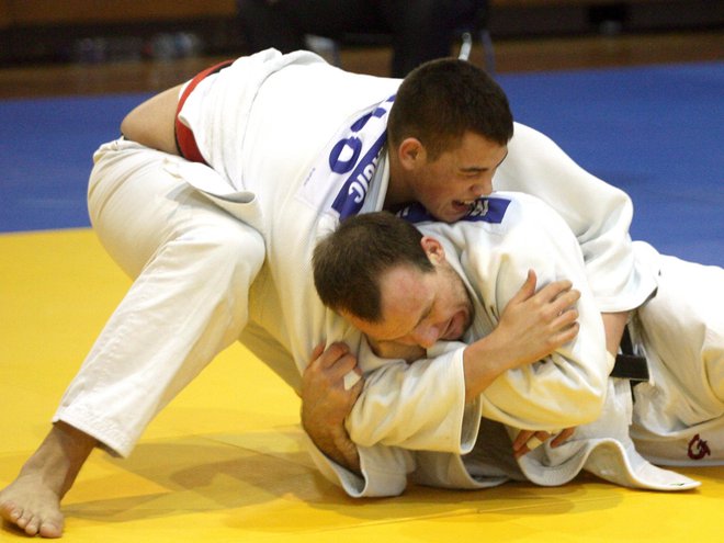 Vito Dragič (levo) je premagal&nbsp;mladinskega azijskega prvaka, Mongolca Tsetsentsengela Odkhuuja. FOTO: Roman Šipić