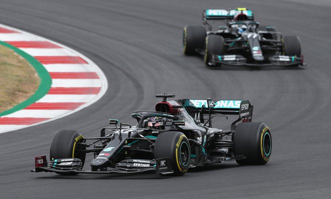 Lewis Hamilton je znova zasenčil Valtterija Bottasa. FOTO: Jose Sena Goulao/Reuters