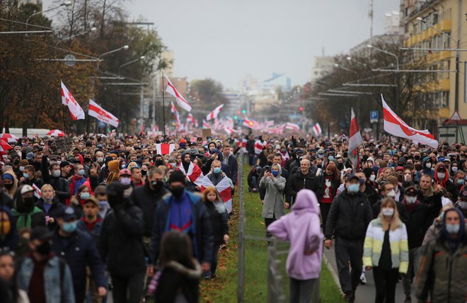 V Minsku in drugih večjih mestih po državi so tudi to danes potekali množični protesti, na katerih so ljudje zahtevali konec Lukašenkove vladavine. FOTO: Reuters