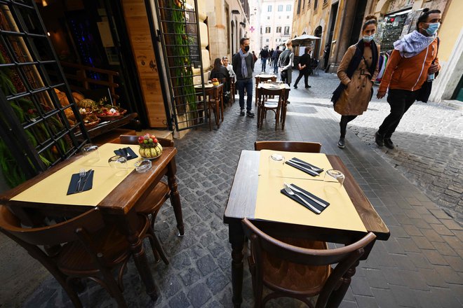 Središče Rima in prazne mize v restavracijah. FOTO: Vincenzo Pinto/Afp