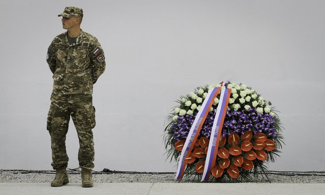 Odkritje spomenika vsem žrtvam vojn. FOTO: Jože Suhadolnik/Delo