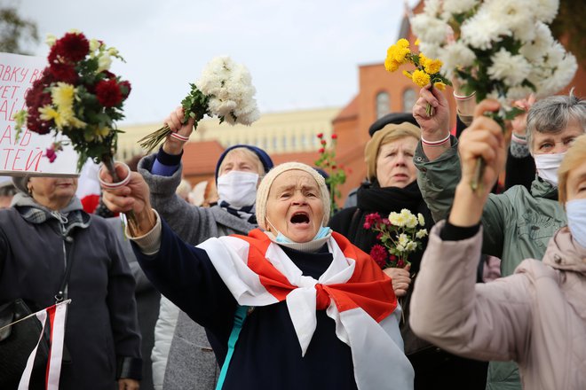 Stavkajoče delavce so prišli na ulice Minska podpret tudi drugi protestniki. FOTO: Stringer/Reuters