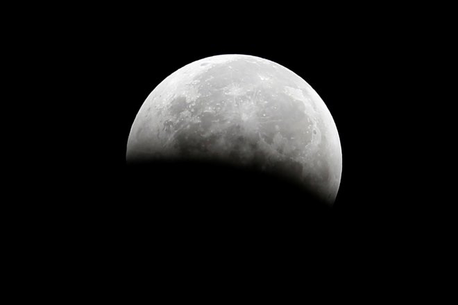 nasa želi s posadko na Luni znova pristati leta 2024. FOTO: Lucy Nicholson Reuters