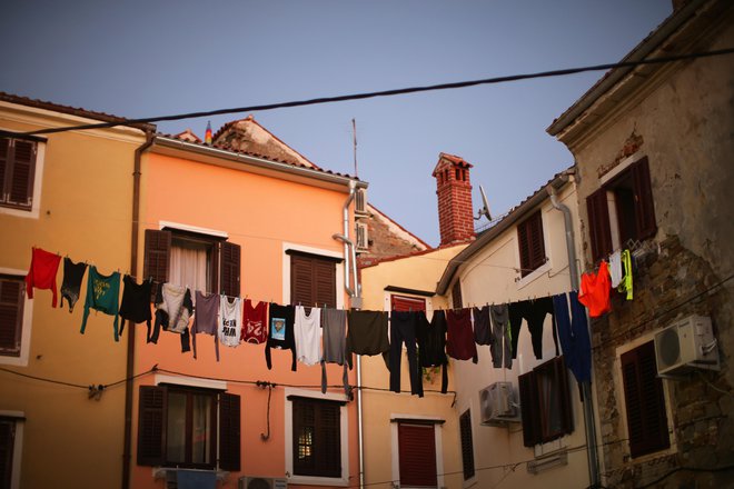 Obešanje perila je &ndash; vsaj za tiste, ki ga sušijo brez strojnega pomočnika &ndash; priložnost za tkanje vezi s sosedi. FOTO: Jure Eržen/Delo