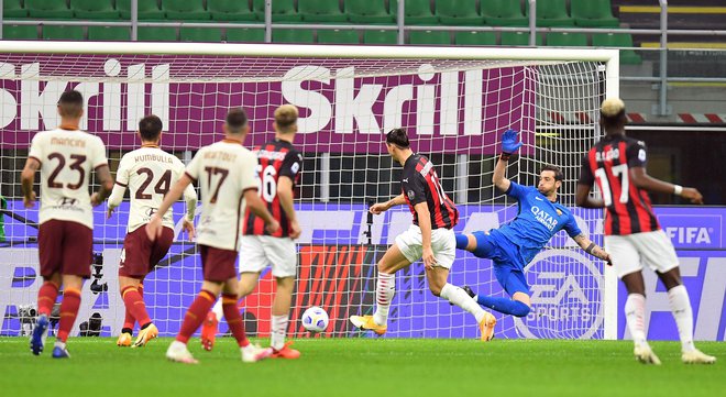 Zlatan Ibrahimović je dvakrat zatresel mrežo Rome. Foto Daniele Mascolo/Reuters