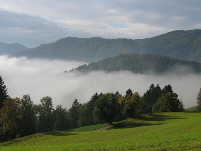 Jutro pod Čemšeniško planino. FOTO: Polona Malovrh/Delo
