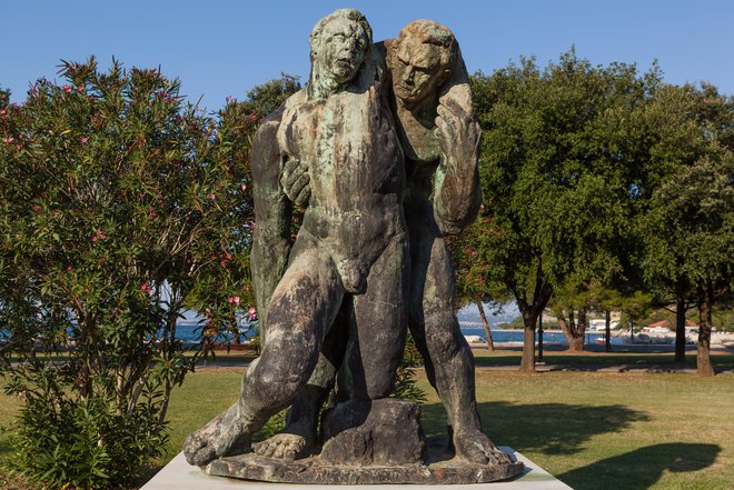 Dequelov mogočni bron <em>Solidarnost</em>, ki danes stoji v Izoli, je bil za nekdanjo komunistično oblast sporen. Obraz figure, ki podpira trpečega, &shy;presenetljivo spominja na Tita. FOTO: Galerija Insula