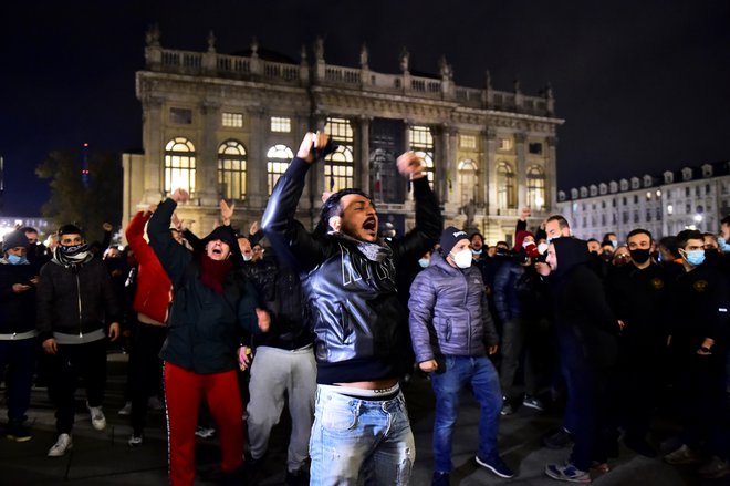 Demonstracije v Torinu so se v noči na torek sprevrgle v izgrede, v katerih je posredovala policija. Foto: Massimo Pinca/Reuters