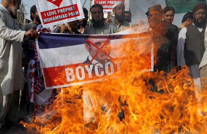 Obračunavanje s fotografijami Emmanuela Macrona v Pakistanu. FOTO: Akhtar Soomro/Reuters