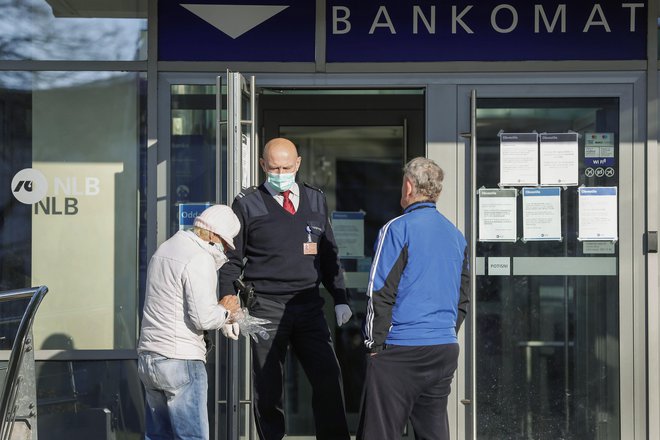 Banke upokojencem svetujejo, kako naj varno opravljajo svoje bančne posle. Foto Leon Vidic/delo