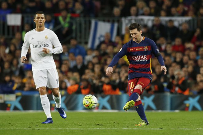 Lionel Messi (desno) in Cristiano Ronaldo sta se nazadnje spopadla, ko je Portugalec branil barve madridskega Reala. FOTO: Albert Gea/Reuters