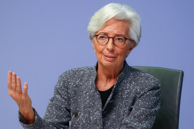 Predsednica ECB Christine Lagarde mora najti ravnotežje med interesi severnih in južnih članic evrskega območja. FOTO: Kai Pfaffenbach Reuters