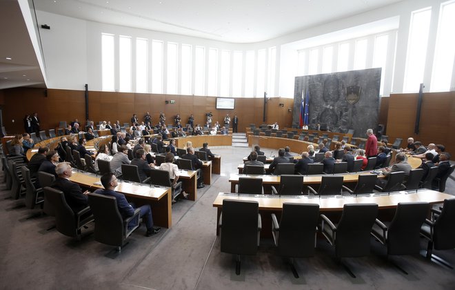 Da bi se moralo o takšni investiciji izreči ljudstvo, so na današnji seji DZ ob Levici poudarjali tudi v opozicijskih LMŠ, SD in SAB. FOTO: Blaž Samec/Delo