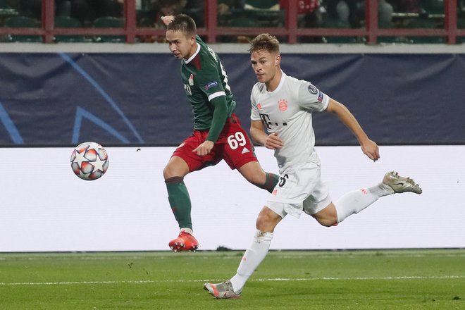 Zvezdnik novega nemškega nogometnega vala Joshua Kimmich je zabil gol odločitve za Bayernovo zmago v Moskvi. FOTO: Maksim Šipenkov/AFP