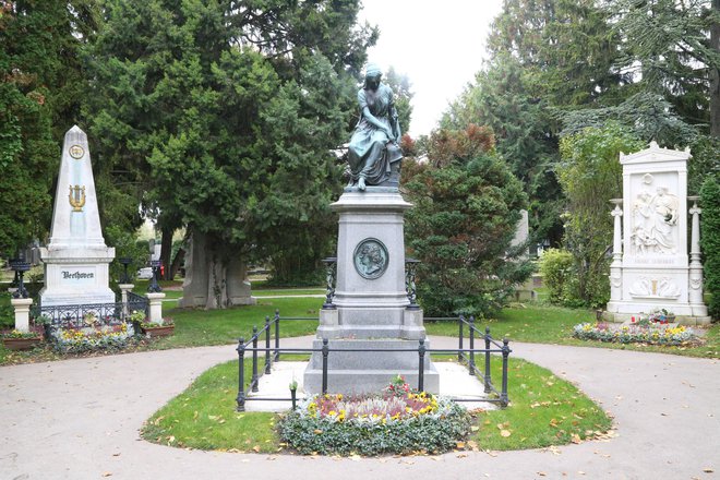 Spomenika na grobovih skladateljev Ludwiga van Beethovna (levo) in Franza Schuberta (desno)&nbsp;FOTO: Milan Ilić