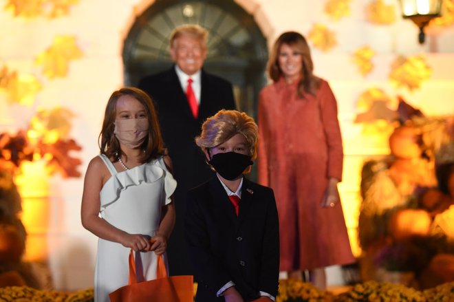Melania in Donald Trump med praznovanjem noči čarovnic pozirata pred Belo hišo z mladima dvojnikoma.<br />
Foto Olivier Douliery/Afp