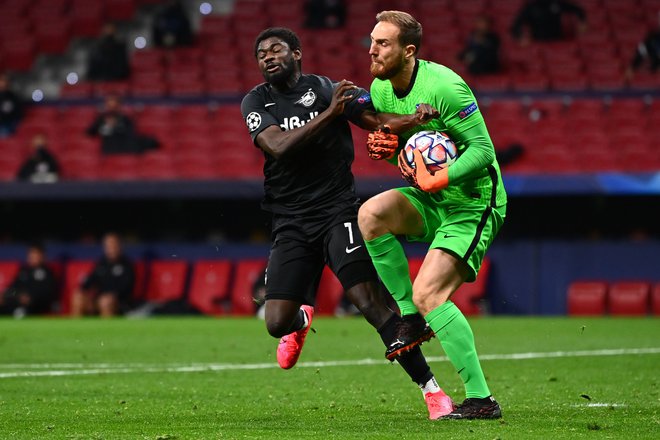 Jan Oblak je moral biti zelo pozoren na nevarne tekmece iz Salzburga. FOTO: Gabriel Bouys/AFP