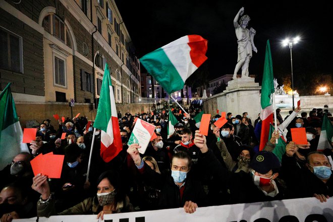 Protesti v središču Rima zaradi novih omejitev za zajezitev drugega vala&nbsp;koronavirusa. FOTO:&nbsp;Guglielmo Mangiapane/Reuters