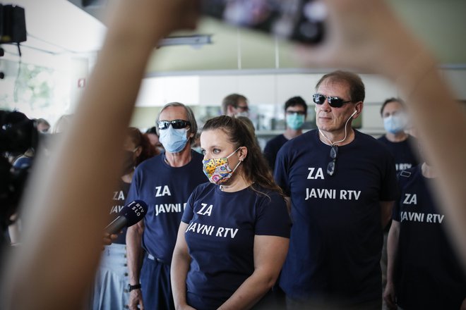 Protest za ohranitev javnega servisa RTV Slovenija pred sejo programskega sveta RTV Slovenija. FOTO: Uroš Hočevar/Delo