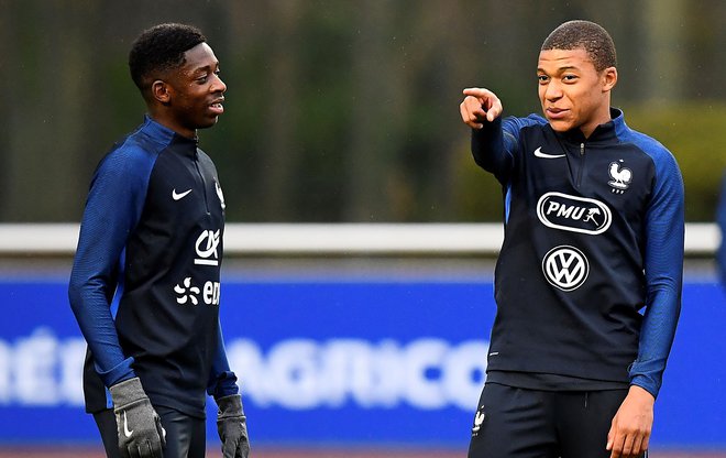 Kylian Mbappe (desno; levo Ousmane Dembele) je že kot najstnik opozoril nase pri francoski reprezentanci. FOTO: Franck Fife/AFP