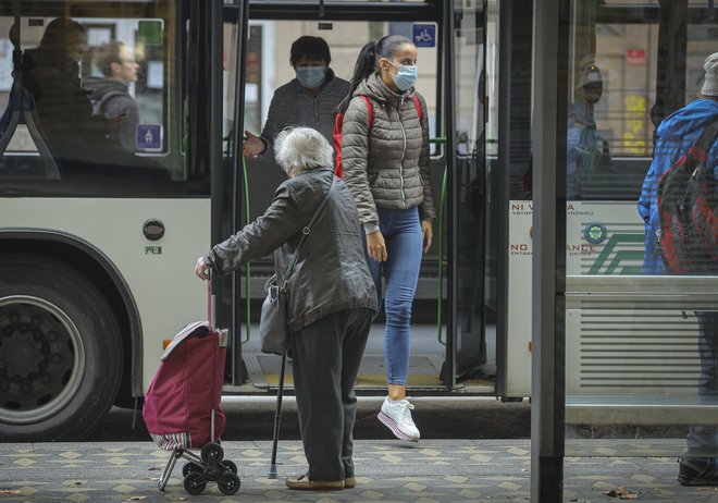 Poskrbeti je treba za vidnost in se držati pravila: hoja po površinah za pešce, prečkanje na označenih prehodih za pešce, nakazati željo po prečkanju z dvignjeno roko in podobno, svetujejo pri agenciji AVP.<br />
<br />
Foto Jože Suhadolnik