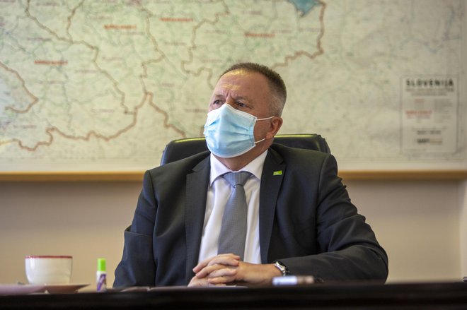 Zdravko Počivalšek, minister za gospodarstvo in predsednik SMC, priznava, da je stranka v krizi, a ostaja trden del aktualne koalicije. FOTO: Voranc Vogel/Delo