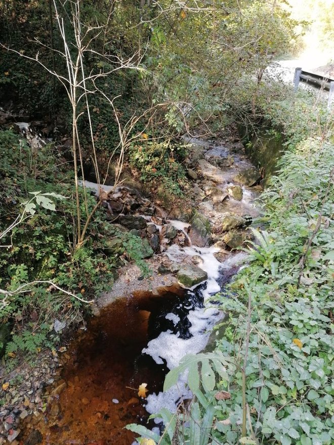 Kljub tožbi skozi Sedraž še vedno teče črn potok. Foto Osebni Arhiv Jg
