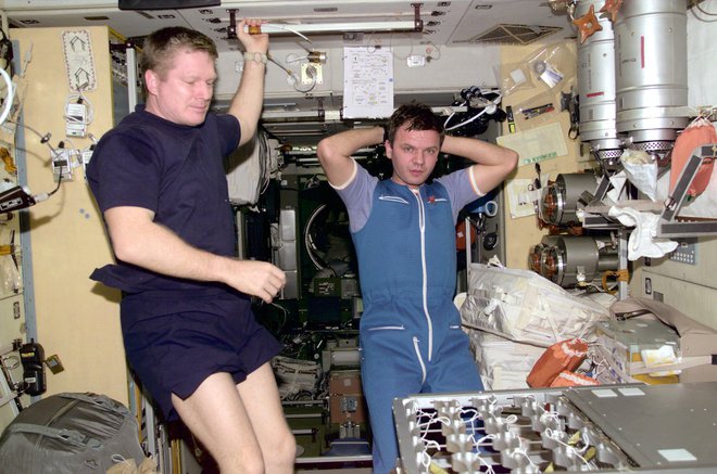 Astronavt Bill Shepherd (levo) in kozmonavt Jurij Gidzenko. Fotografiral ju je kozmonavt Sergej Krikalev. <br />
FOTO: Nasa
